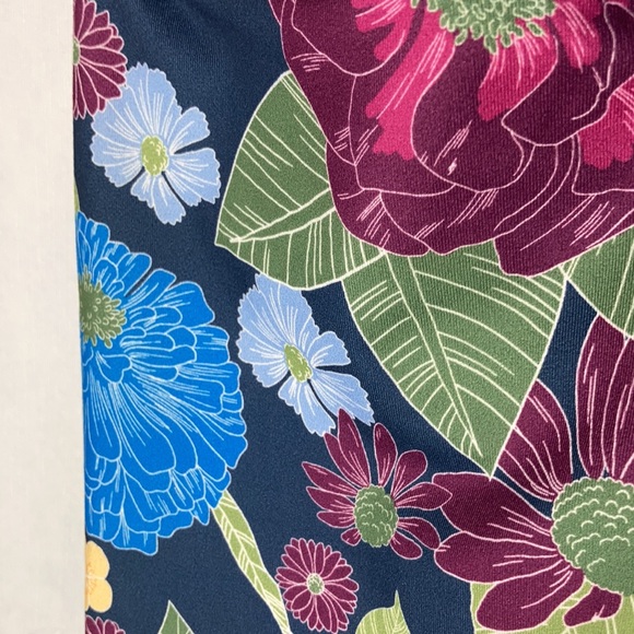 So sporty floral cut out top & high rise bike short size S juniors - Picture 12 of 17